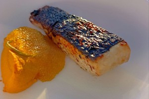 Филе нельмы с кедровым молоком и щучьей икрой