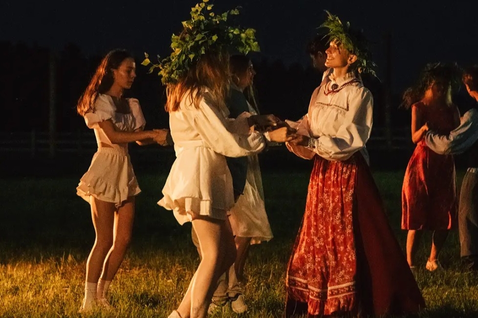 На празднике Ивана Купала. Фото с сайта roniproduction.taplink.ws На празднике Ивана Купала. Фото с сайта roniproduction.taplink.ws