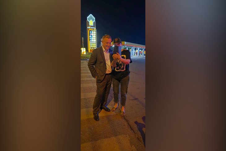 Губернатор общается с жителями. Фото взято из телеграм-канала «Шишкин лес live»