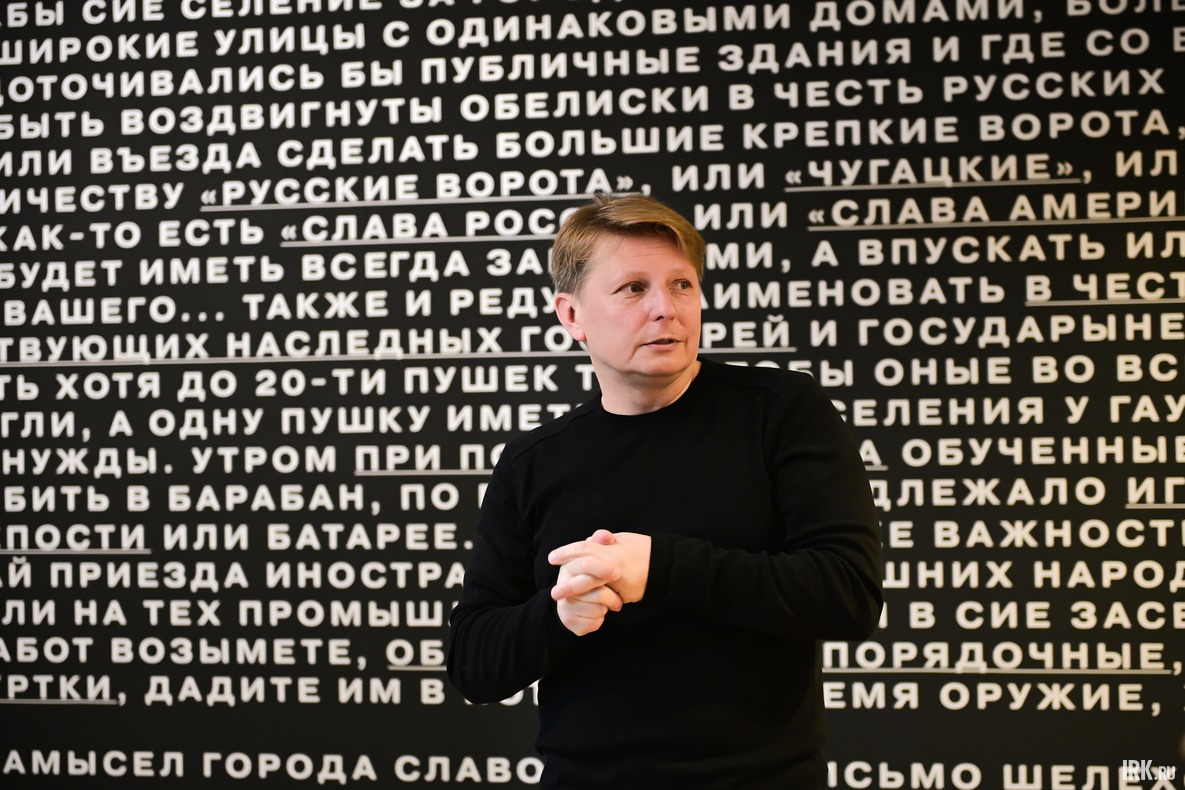 По выставке проходят кураторские экскурсии.