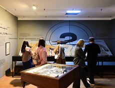 Выставка оформлена в эстетике кинопроизводства.