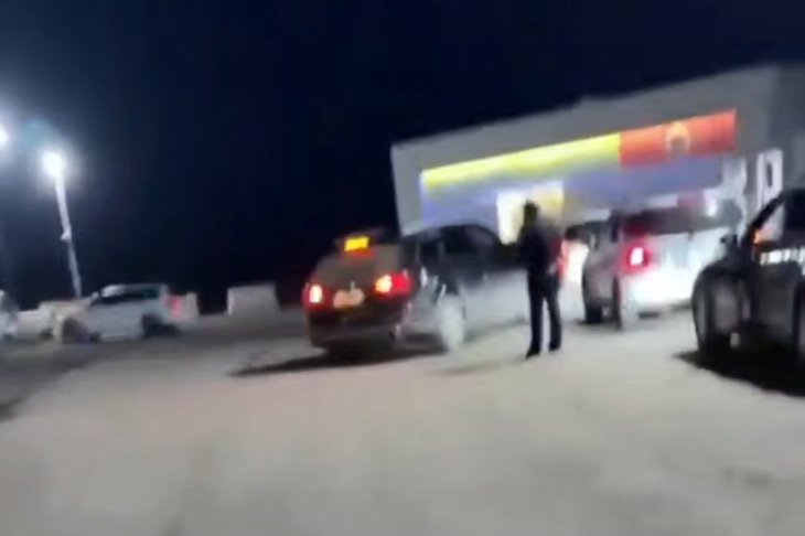 Пробка на АЗС. Скриншот из видео очевидцев