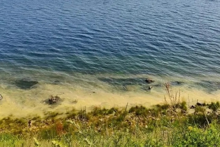 Вода в Байкале. Фото Екатерины Домановой