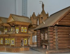 Справа модель типичного сибирского дома; слева — результат переселения в Сибирь богатого сословия