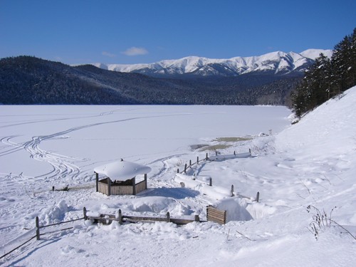 Змеиный источник зимой. Изображение с сайта www.nature.baikal.ru. Автор фото — Иван Смолин.