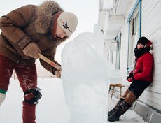 Часть ледяных скульптур создают возле Александро-Невского храма, а затем транспортируют на место постройки иордани.