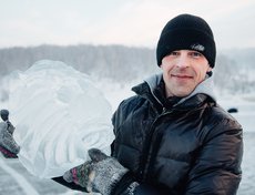 Михаил, татуировщик. Участвует в строительстве иордани первый год.