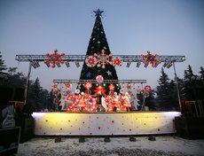 В этом году сцену установили прямо в сквере