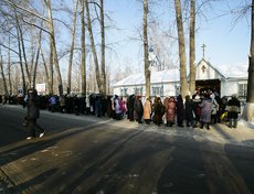 Очередь за святой водой в Александро-Невский храм