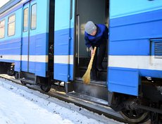 Если электричка недавно была на техническом обслуживании, в ней просто наводят порядок и отправляют в рейс
