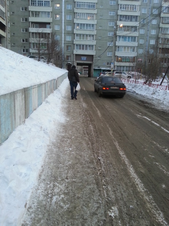 Артуганова Ольга: Я живу в микрорайоне Университетский. Внутридворовые дороги здесь не чистят, никто не смотрит за их состоянием. Рядом с домом  97 пешеходная дорога превратилась в крутую снежную горку. Пешеходы идут по склону снежной дороги, рискуют поск