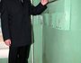 Дмитрий Медведев осмотрел подъезд жилого дома