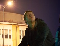 Над головами велосипедистов жужжал квадрокоптер.