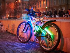 Некоторые участники, чтобы добавить красочности и яркости мероприятию, украсили свои велосипеды разноцветными светодиодными лентами.