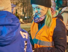 Участникам раздавали памятки по поведению на проезжей части и наклейки акции.