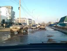 «Улица имени Генерала Доватора, похоже, тоже видела бомбёжки. Сейчас всё растаяло и яму даже не видно, а некоторые из них глубиной более полуметра!» — пишет Ирина Бурлаченко.