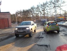 Дорога в поселок Березовый. «Движение максимально затруднено — дорога в поселок одна! — пишет Татьяна Макарова. — Пробки на полчаса, люди опаздывают на работу и долго едут домой с работы. По ямам автомобилям приходится ползти».