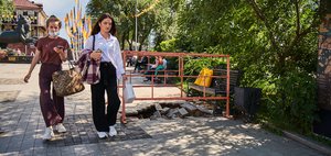 Разбитая плитка и угроза обрушения склона. Как сейчас выглядит 130-й квартал