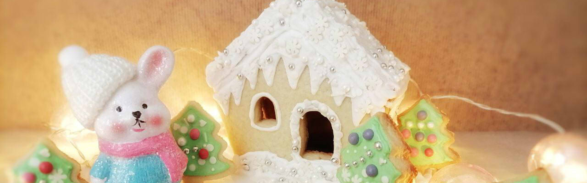 Праздничная выпечка: домик из песочного печенья с глазурью