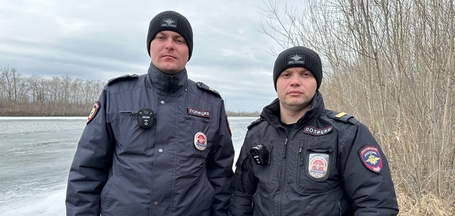 «Только потом осознали, что сами могли погибнуть». Ангарские полицейские спасли провалившегося под лед рыбака
