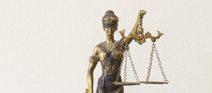 «Долговой капкан»: почему опасно доверять «раздолжнителям» и как избежать потери имущества