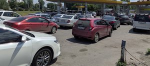 «В СССР такого не было»: журналист IRK.ru пообщался с теми, кто ждет очереди на заправке