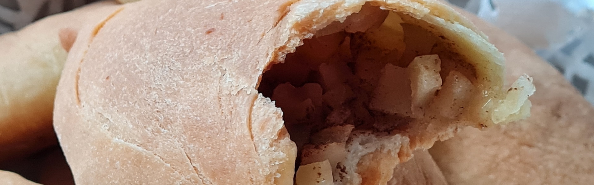 Бездрожжевые пирожки с яблоком и корицей