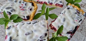 Песочный пирог со свежими ягодами и сметаной