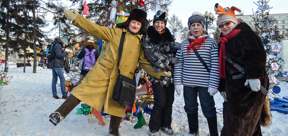 В сквере Кирова украсили 30 елочек.