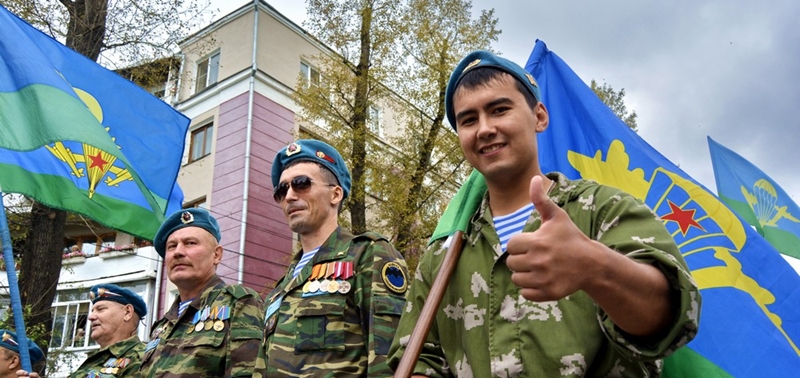 Ветераны воздушно-десантных войск возложили гирлянду к мемориалу «Вечный огонь» и прошли по центральным улицам города.