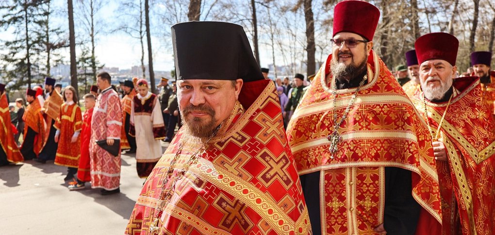 В праздничном шествии приняли участие около 5000 верующих.