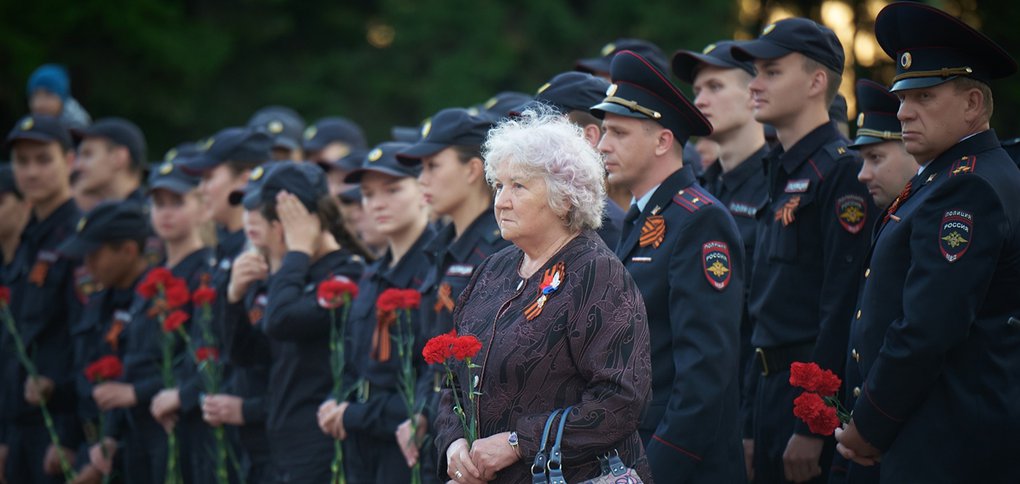 21 июня около «Вечного огня» зажгли 10 тысяч свечей.