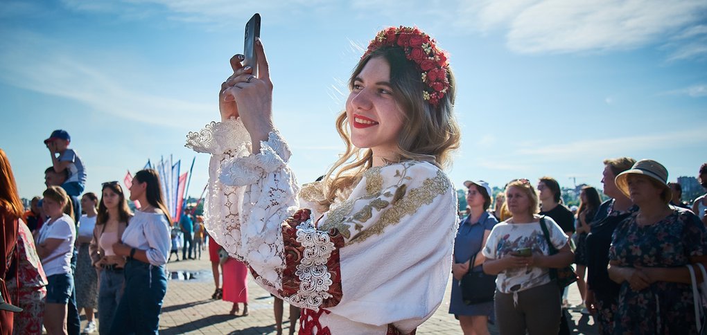 Студенческий праздник завершился салютом на набережной.