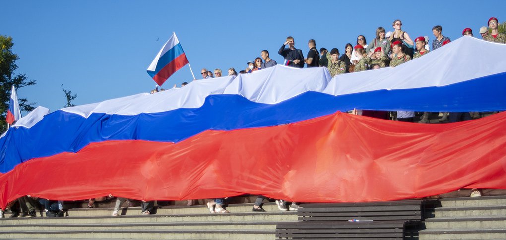 На набережной развернули 25-метровый триколор.