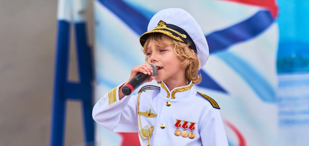 31 июля в честь ВМФ прошли торжественное шествие и концерт.