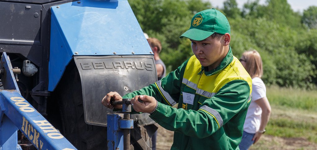 За звание лучшего землепашца соревновались восемь человек.