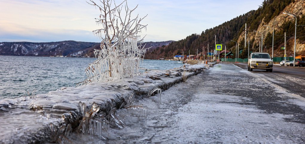 Вода выплескивалась за ограждение и выходила на проезжую часть.