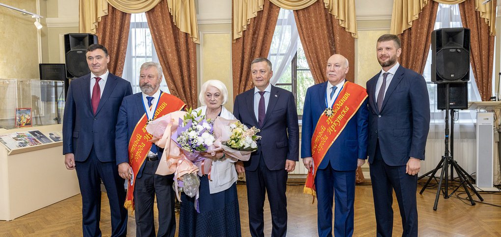 Памятным знаком также отметили учителя Марину Никифорову.