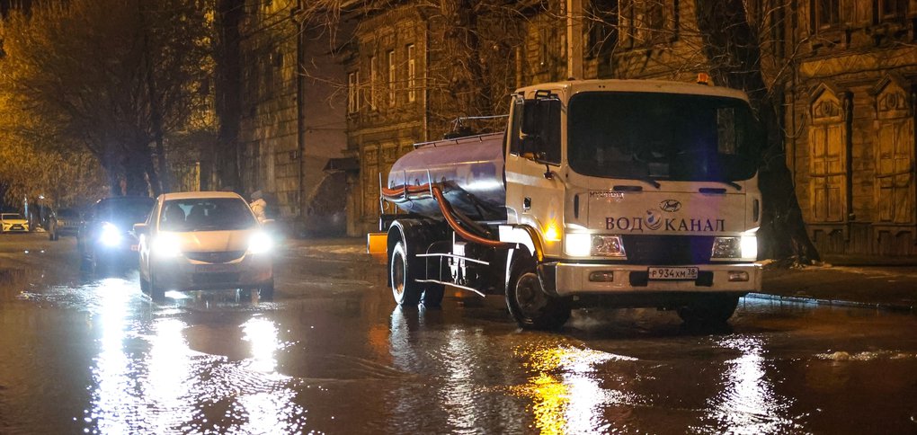 Улицу затопило холодной водой.