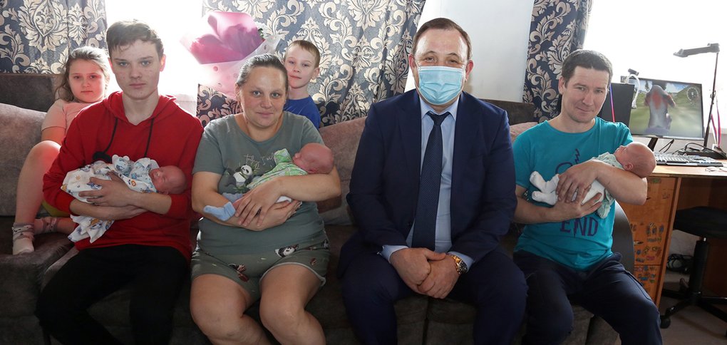 Леонид Фролов поздравил Екатерину и Николая Злыгостевых лично.