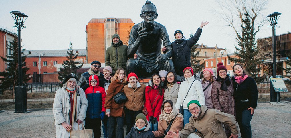 В честь этого события у памятника режиссёру прошел праздник.